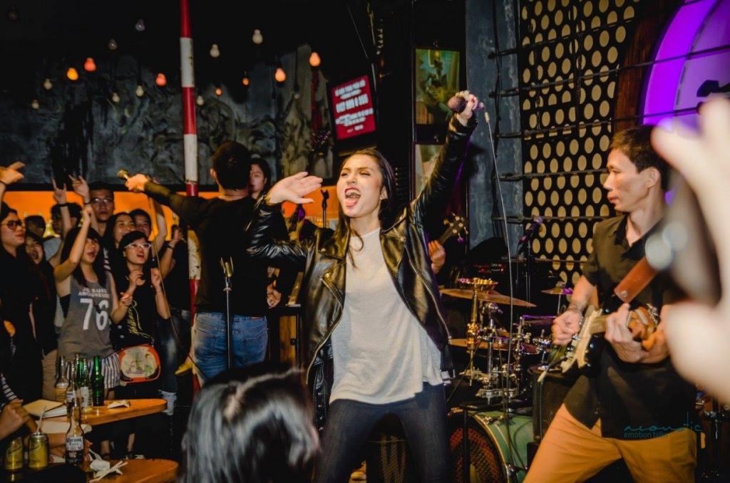 Where solo travelers sing together